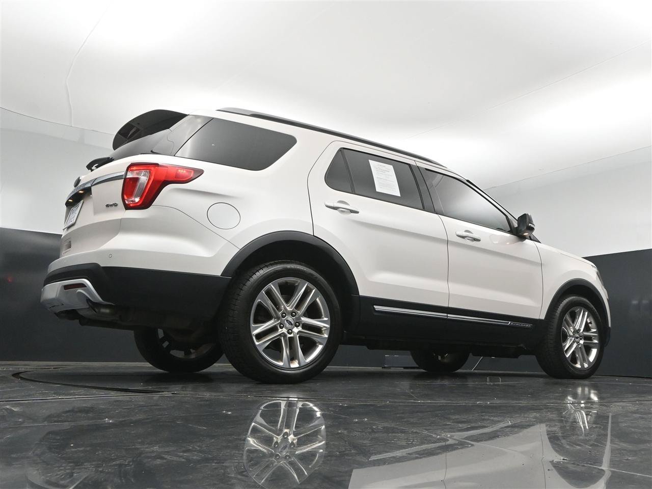 Used 2017 Ford Explorer XLT w/ Equipment Group 202A AWD/4WD image 31