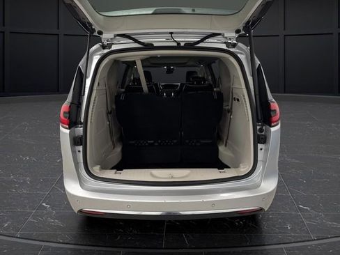 Used 2023 Chrysler Pacifica Limited w/ Uconnect Theater Family Group image 17