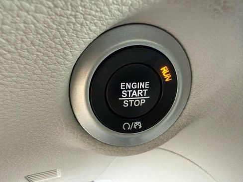 Used 2024 Chrysler Pacifica Limited w/ Uconnect Theater Family Group FWD image 25