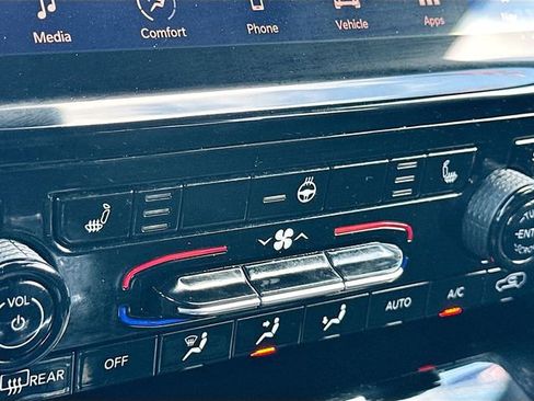 Used 2024 Jeep Grand Cherokee Limited w/ Black Appearance Package image 20