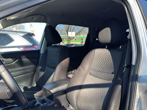 Used 2020 Nissan Rogue SV image 14