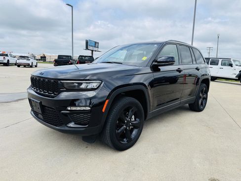 Used 2023 Jeep Grand Cherokee Limited w/ Black Appearance Package AWD/4WD image 35