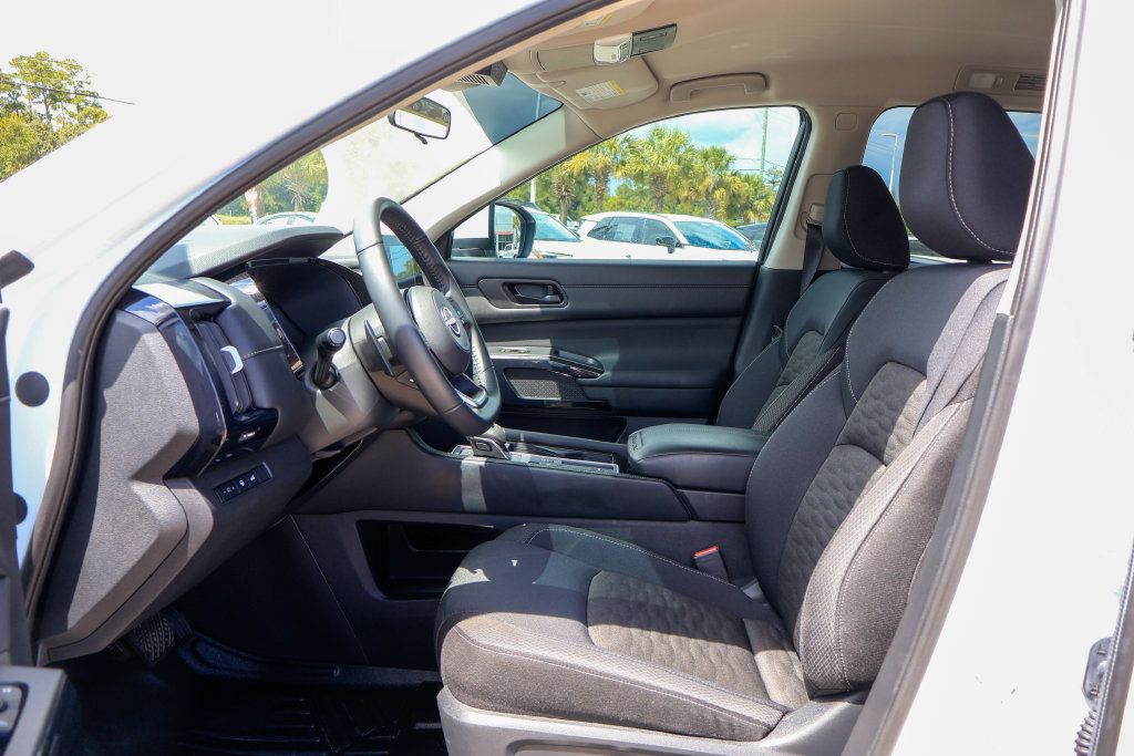 Used 2025 Nissan Pathfinder SV FWD image 9