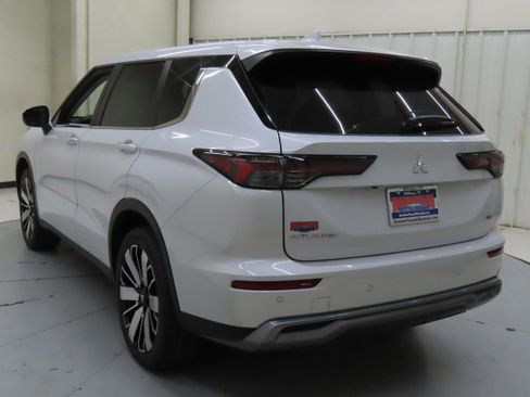 New 2025 Mitsubishi Outlander SE image 5