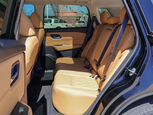 Used 2023 Nissan Rogue Platinum image 9