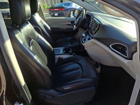 Used 2023 Chrysler Pacifica Touring-L FWD image 11