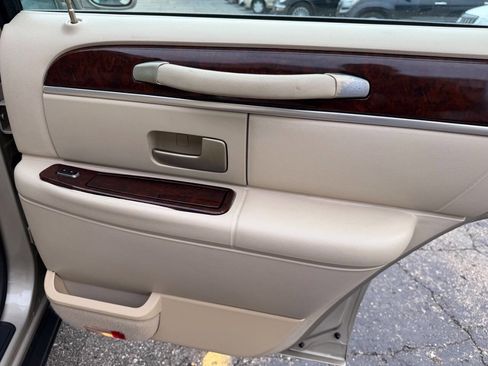 Used 2006 Lincoln Town Car Signature image 15