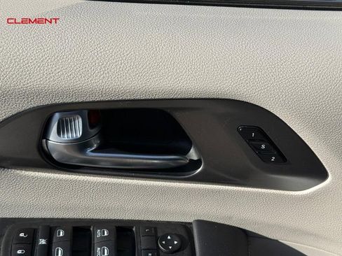 Used 2024 Chrysler Pacifica Touring-L FWD image 21