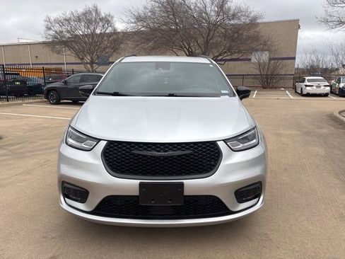 Used 2024 Chrysler Pacifica Touring-L w/ Uconnect Theater Family Group image 2