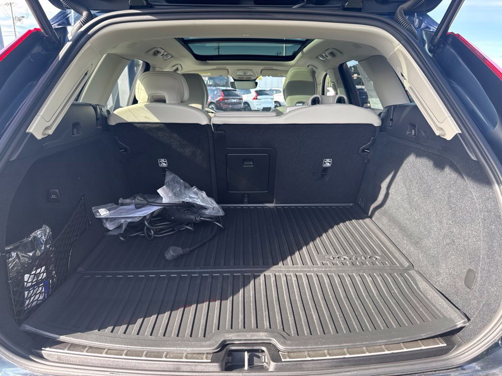 Certified 2025 Volvo XC60 T8 Plus w/ Protection Package Premier AWD/4WD image 42