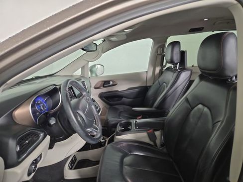 Used 2017 Chrysler Pacifica Touring-L Plus w/ Tire & Wheel Group FWD image 13