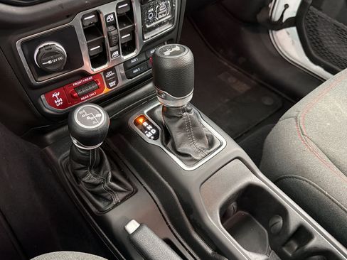Used 2025 Jeep Wrangler Unlimited Rubicon AWD/4WD image 18