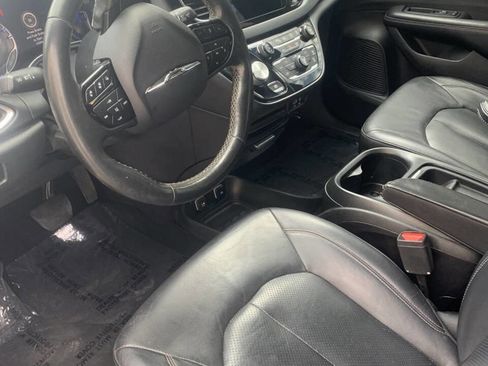Used 2019 Chrysler Pacifica Touring-L FWD image 21