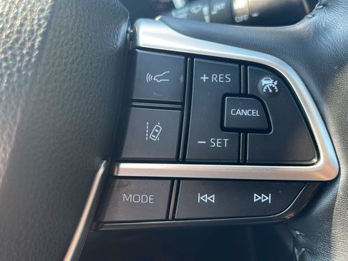Used 2023 Toyota Highlander LE AWD/4WD image 23