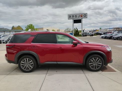 Used 2023 Nissan Pathfinder SL w/ SL Premium Package image 4