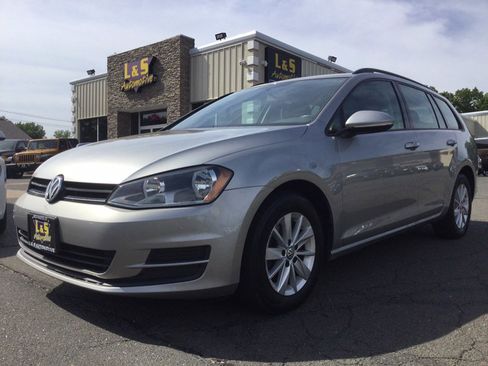 Used 2016 Volkswagen Golf S FWD image 2