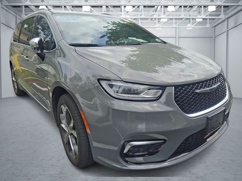Used 2025 Chrysler Pacifica Pinnacle AWD/4WD image 2