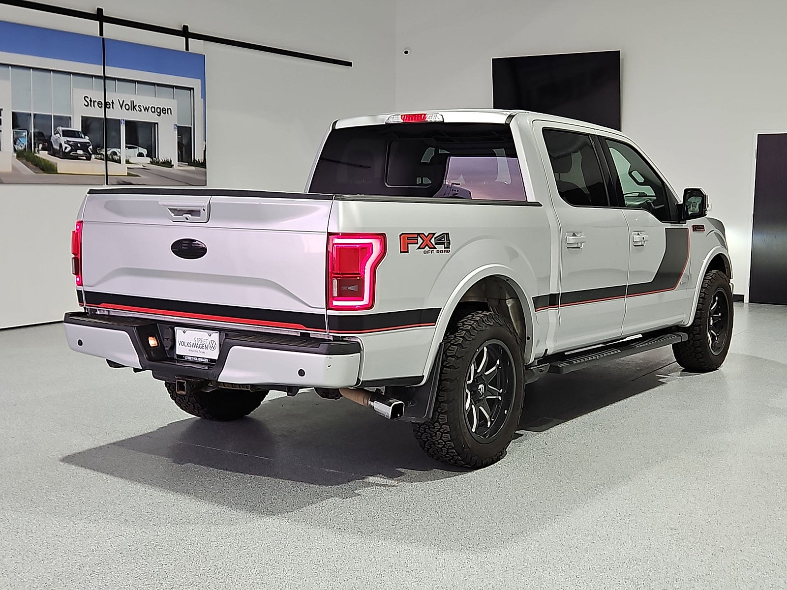 Used 2017 Ford F150 Lariat w/ Equipment Group 502A Luxury AWD/4WD image 8