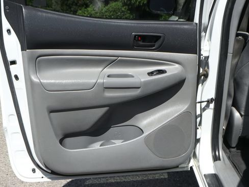 Used 2015 Toyota Tacoma PreRunner w/ TRD Off-Road Package RWD image 30