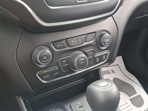 Used 2019 Jeep Cherokee Latitude Plus image 17