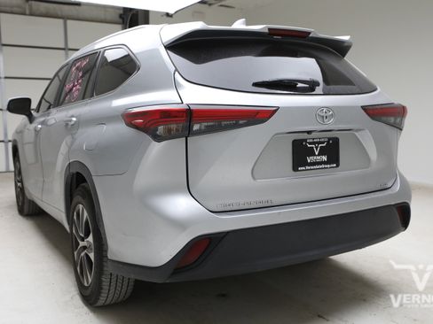 Used 2023 Toyota Highlander XLE FWD image 2