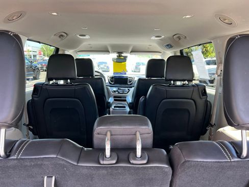Used 2023 Chrysler Pacifica Touring-L FWD image 19