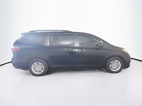 Used 2017 Toyota Sienna XLE w/ XLE Navigation Package FWD image 10