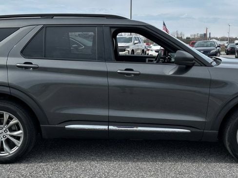 Used 2020 Ford Explorer XLT w/ Equipment Group 202A image 9