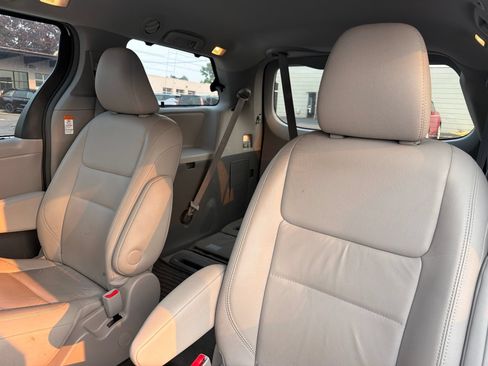 Used 2017 Toyota Sienna XLE Premium w/ Outdoor Package AWD/4WD image 10