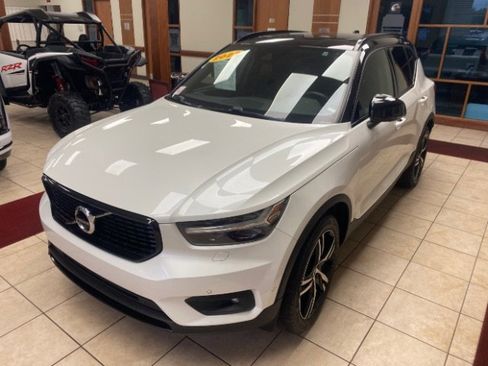 Used 2022 Volvo XC40 T5 R-Design AWD/4WD image 1