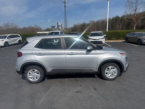 Used 2022 Hyundai Venue SE image 5