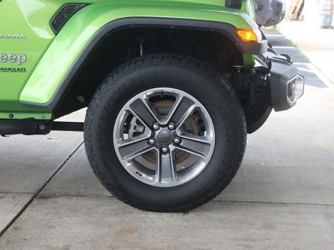 Used 2018 Jeep Wrangler Unlimited Sahara AWD/4WD image 12