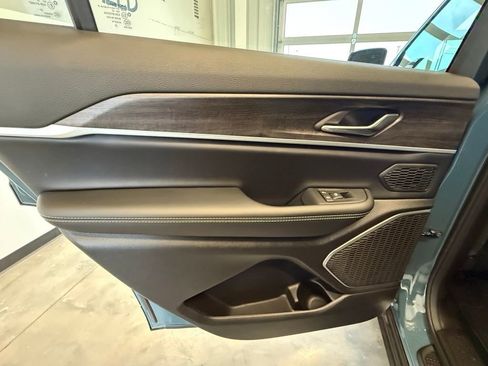 New 2026 Jeep Grand Cherokee L Limited w/ Limited Altitude Package AWD/4WD image 16
