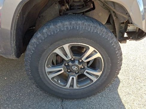 Used 2018 Toyota Tacoma TRD Sport w/ Technology Package image 6