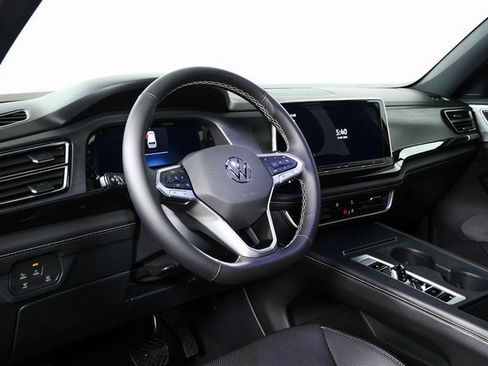 Certified 2025 Volkswagen Atlas Cross Sport SE image 4