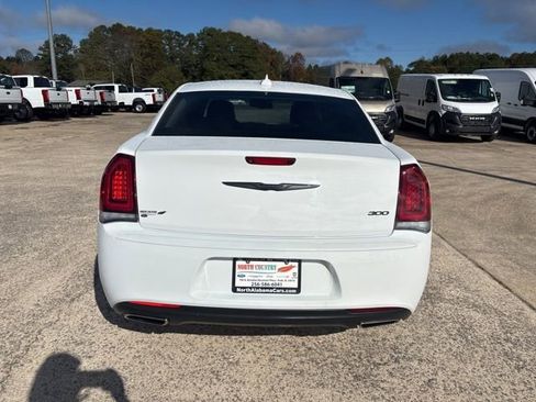 Used 2022 Chrysler 300 Touring w/ Sport Appearance Package image 7