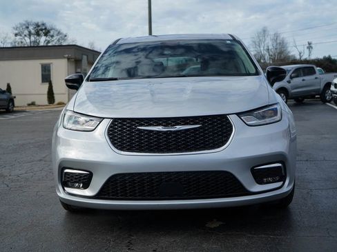 Used 2024 Chrysler Pacifica Limited image 9