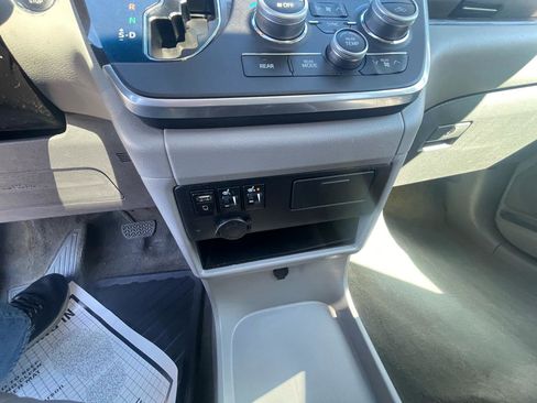 Used 2015 Toyota Sienna XLE AWD/4WD image 14