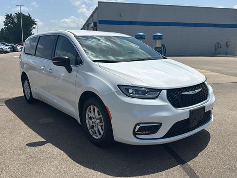 Used 2024 Chrysler Pacifica Touring-L FWD image 7