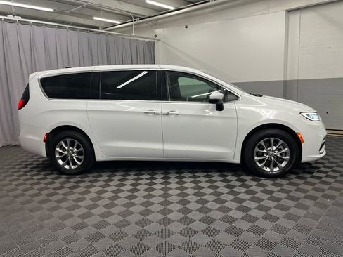Used 2023 Chrysler Pacifica Touring-L image 12
