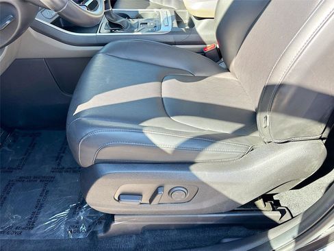 Used 2025 Kia Carnival FWD image 19