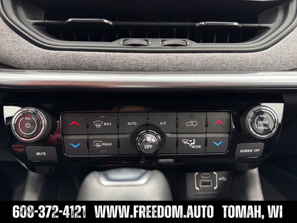 Used 2025 Jeep Compass Latitude w/ Sun & Sound Group AWD/4WD image 19