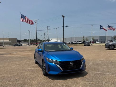 Used 2025 Nissan Sentra SV w/ SV Premium Package FWD image 3
