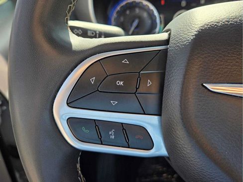 Used 2023 Chrysler Pacifica Touring-L FWD image 25