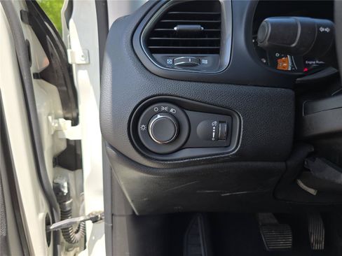 Used 2023 Jeep Renegade Latitude AWD/4WD image 34