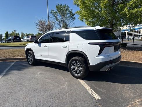 Used 2024 Chevrolet Traverse LT image 3