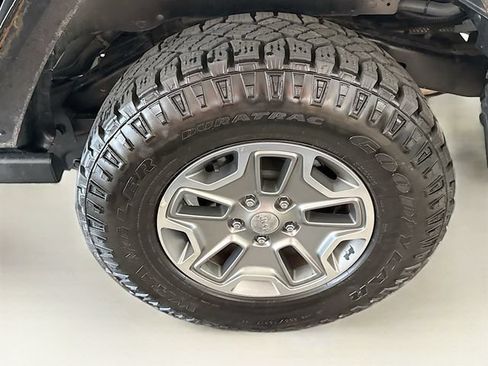 Used 2018 Jeep Wrangler Unlimited Rubicon w/ Connectivity Group AWD/4WD image 29