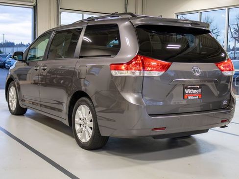 Used 2014 Toyota Sienna XLE w/ XLE Premium Package image 9