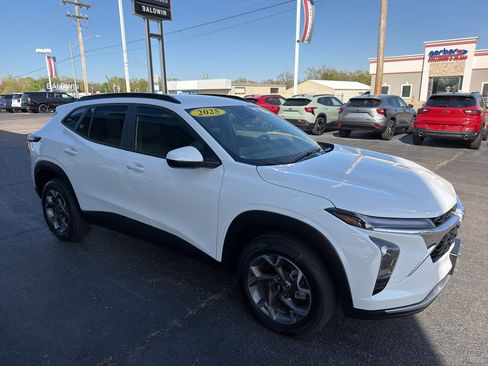 Used 2025 Chevrolet Trax LT w/ Driver Confidence Package image 3