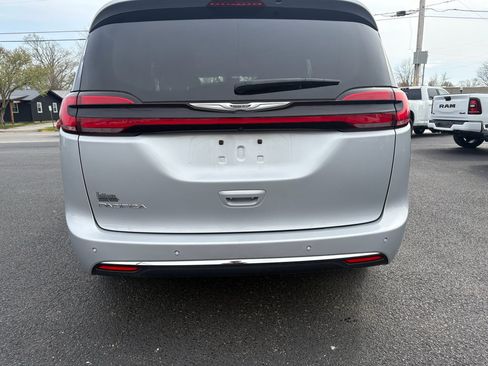 Used 2024 Chrysler Pacifica Touring-L image 3
